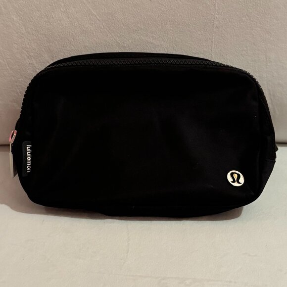 lululemon athletica Handbags - Lululemon Everywhere Belt Bag 1L